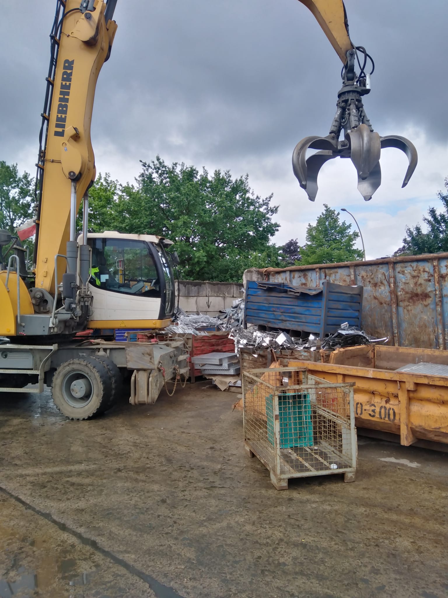 Liebherr Bagger mit Schrottgreifer – Metallschrott Sortierung