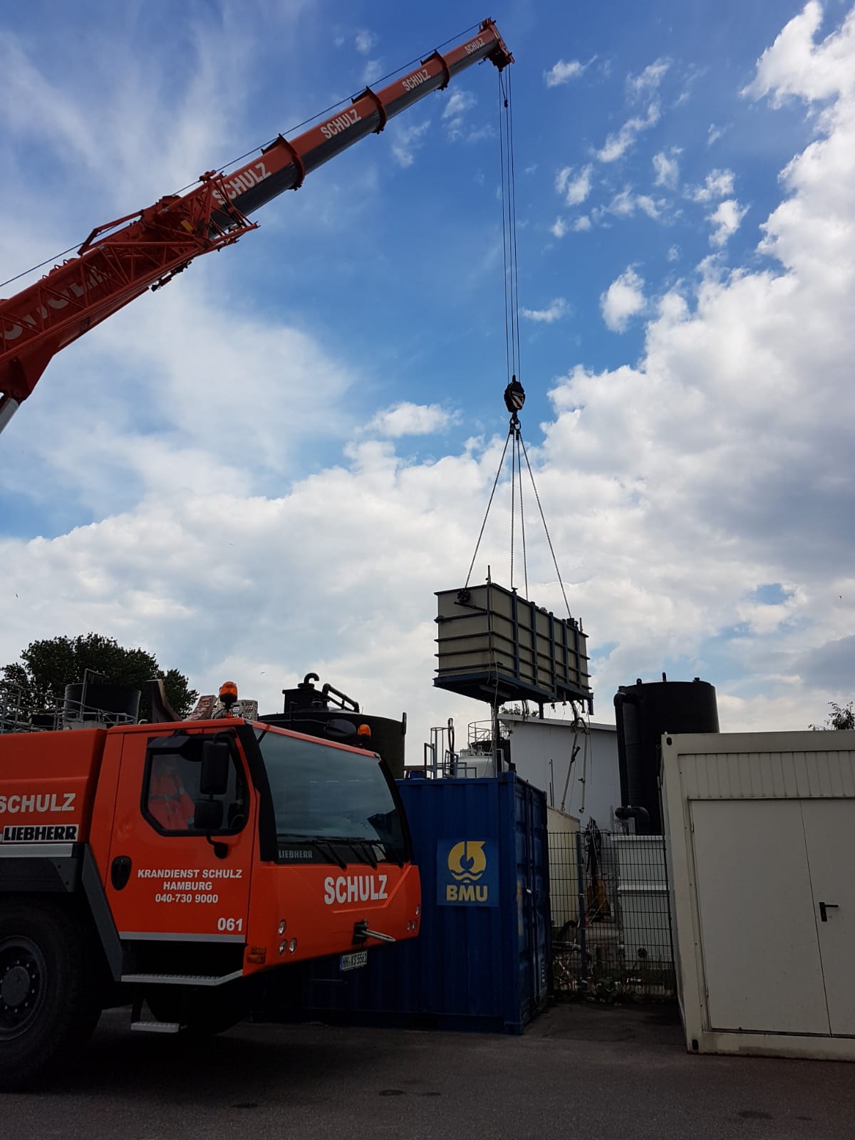 Schwerlastkran hebt Container auf Industriegelände Hamburg