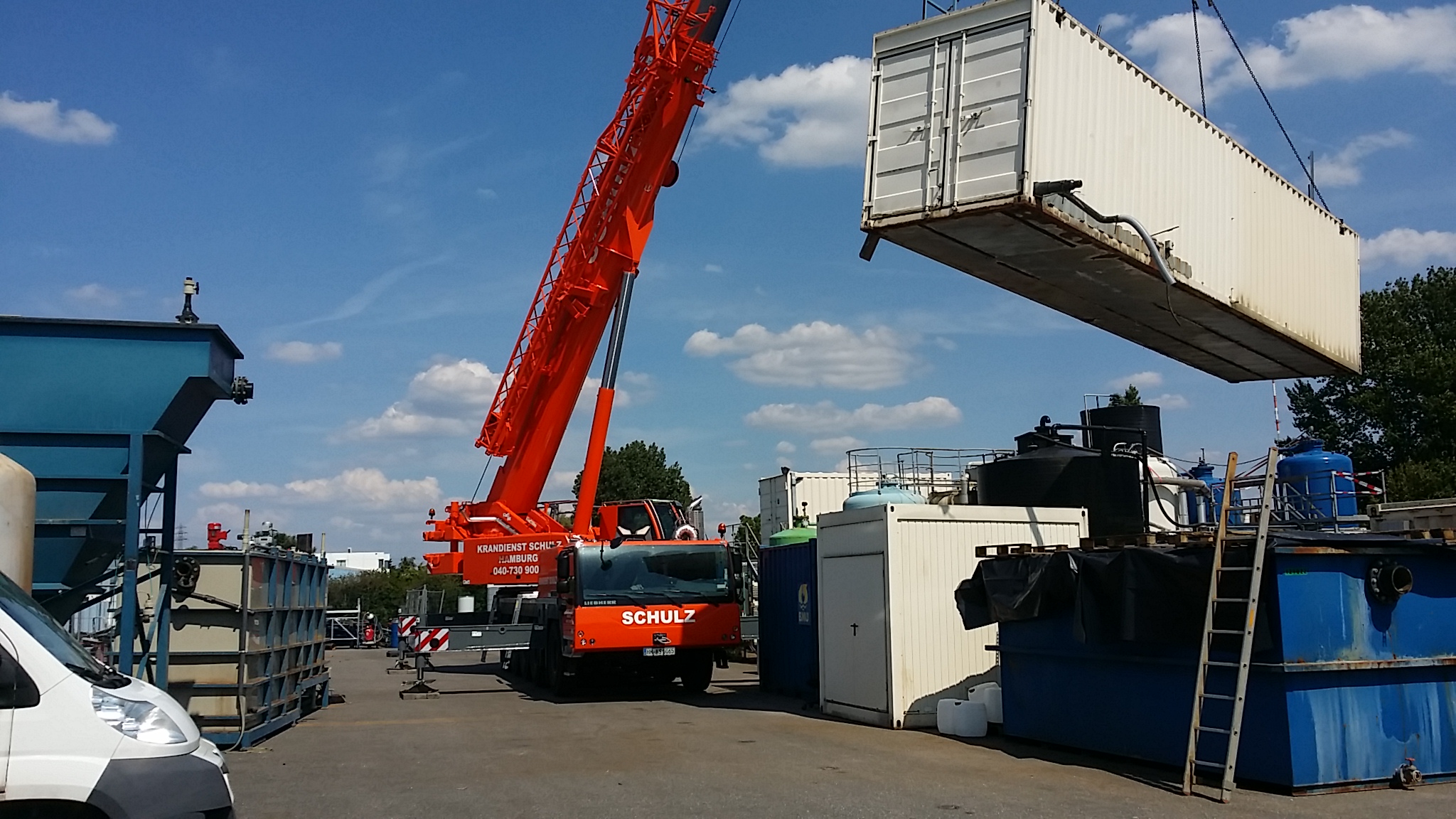 Schwerlast-Kranarbeiten bei Container-Rückbau Hamburg