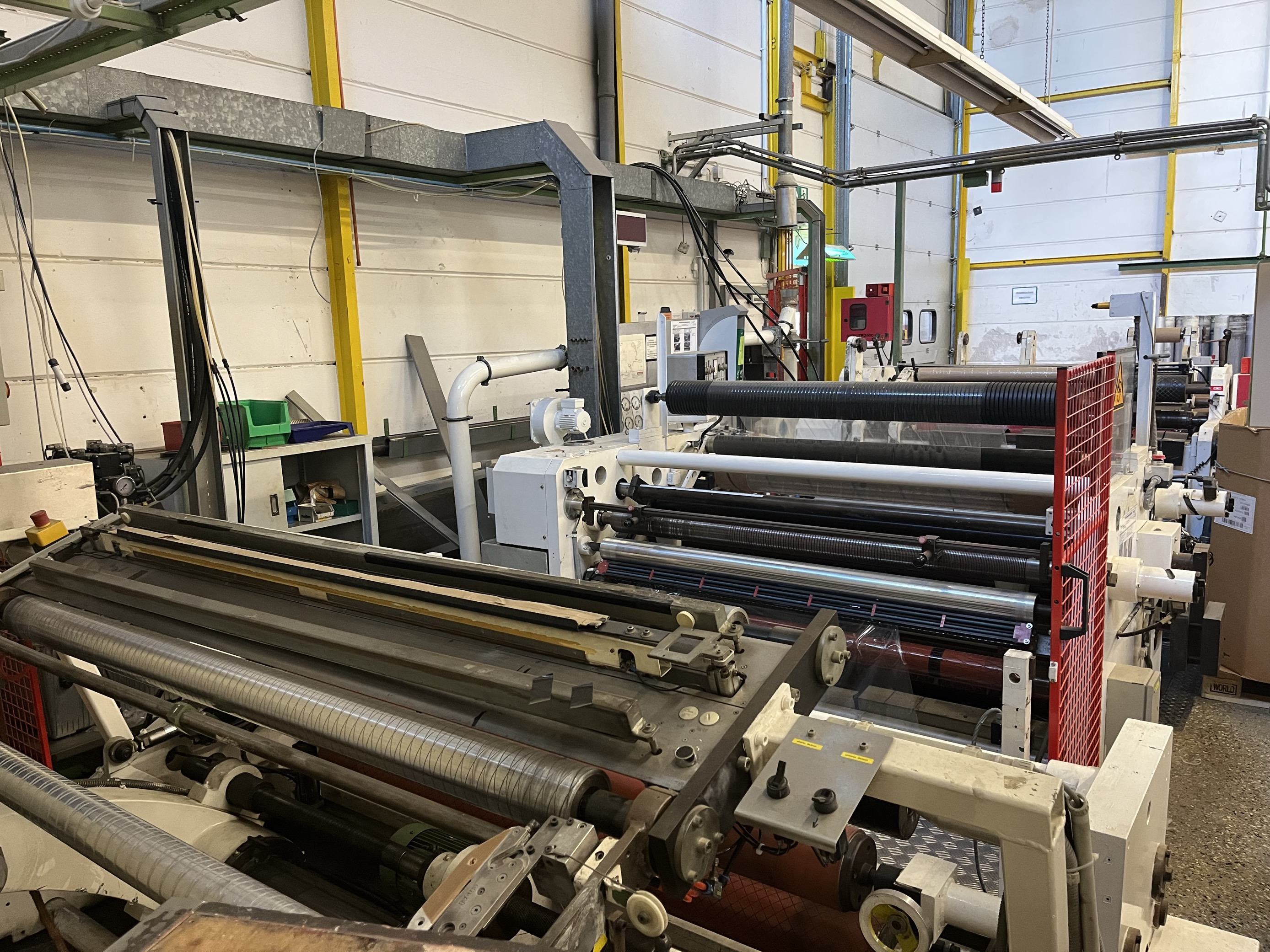 Produktionslinie – Folienwickelanlage in Werkshalle