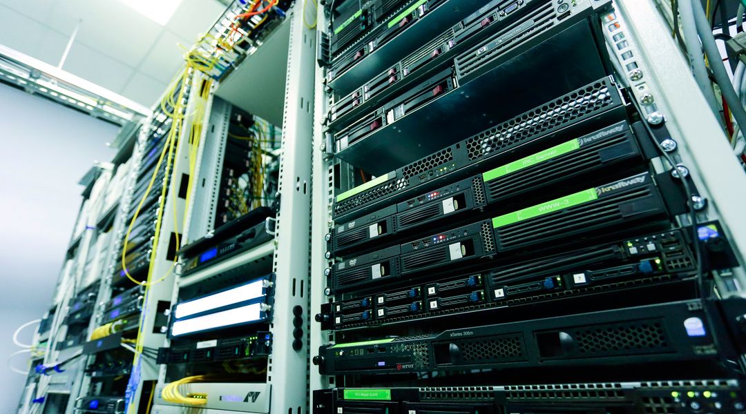 EDV und IT-Schrott Entsorgung – Server-Rack Demontage Hamburg