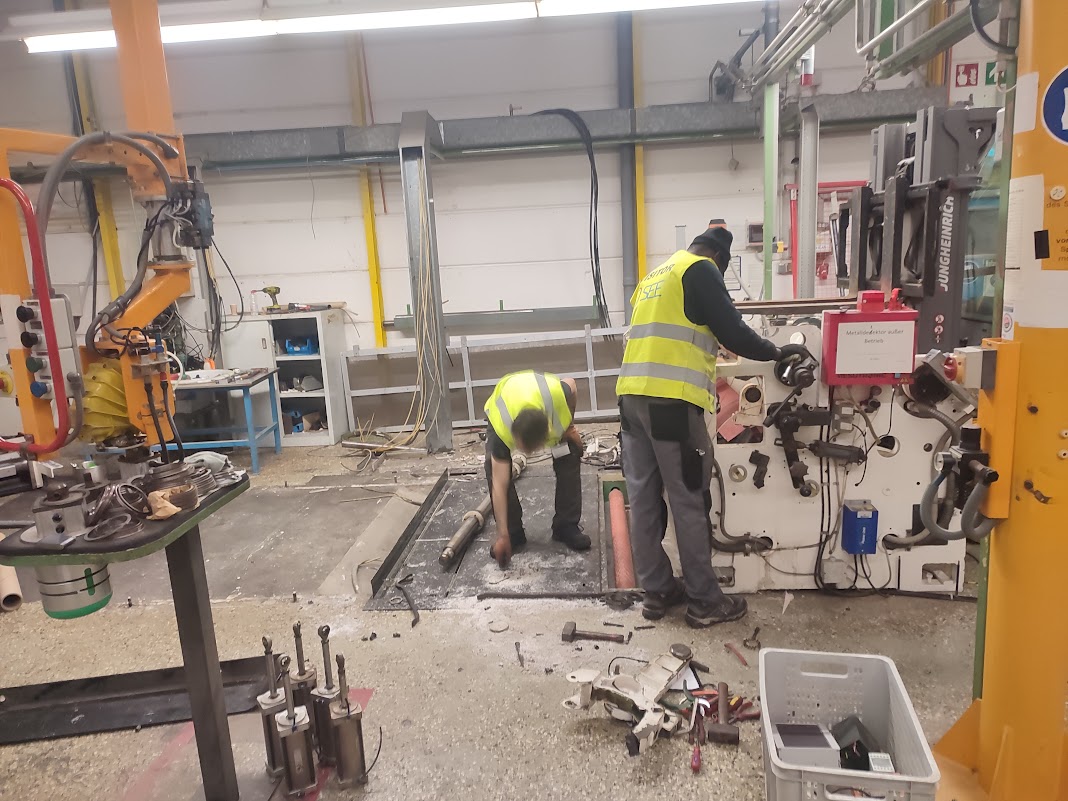 MTN Team bei Maschinenzerlegung in Industriehalle